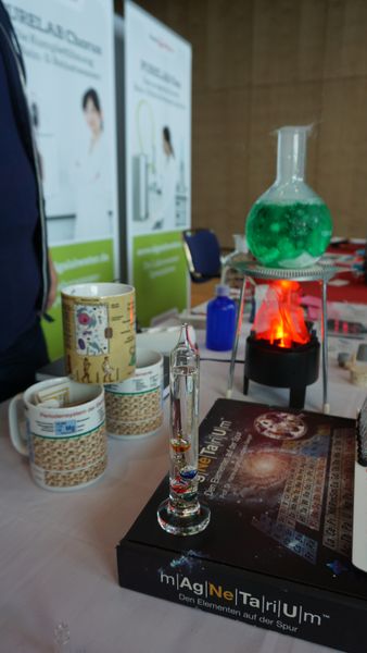 Manche Aussteller waren bei der Standdekoration sehr kreativ. Alle Infos zu den LAB-SUPPLY-Messen – Termine, Vortragsprogramm und Ausstellerliste – finden Sie unter www.lab-supply.info (LABORPRAXIS, Krause)