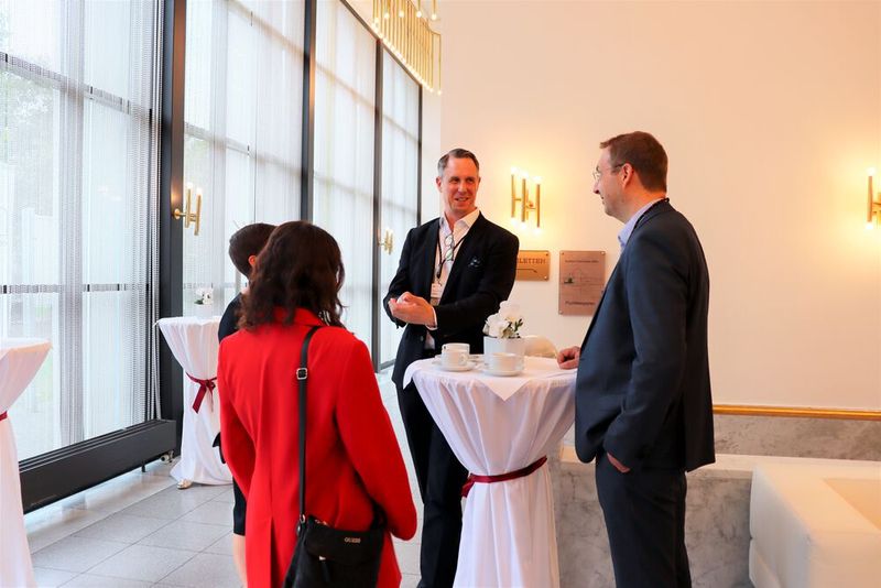 Stefan Fritz von Sophos (Mitte) war ebenfalls zugegen und informierte beim anschließenden Vortrag über die Lösungen des Security-Anbieters.  (Bild: TIM)