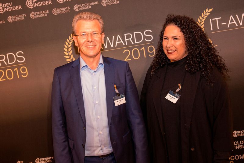 Werner Schwarz und Mirela Dizdarevic vertreten CANCOM. (Bild: artful rooms / VIT)