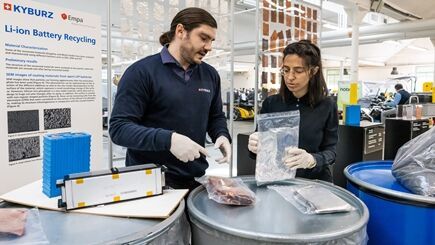Nora Bartolomé (Empa) and Olivier Groux (Kyburz Schweiz AG) are working together on recovering high-quality raw materials from lithium-ion batteries. (Source:  www.sebastiencrettaz.com)