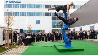 Akrobatik mit Roboter beim Grand Opening. (Bild: Yaskawa)