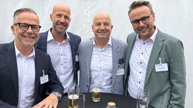 Freuten sich über den entspannten Sommerabend in Northeim: (v. l.) Claus Schlicker (Cargarantie), Thomas Wolf (Creditplus Bank), Alexander Bühler (Creditbank Plus) und Patrick Rittich (Bank 11). (Bild: Doris Pfaff – VCG)