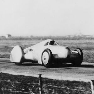 Mit geschlossener Kühlerfront und weiteren Optimierungen in Sachen Aerodynamik beginnt am 14. Februar 1935 das ambitionierte Vorhaben: Bei zwei gemittelten Fahrten gelingt der Rekord über die Meile bei fliegendem Start in der Internationalen Klasse C mit einer Durchschnittsgeschwindigkeit von 320,267 km/h. Zudem zeichnen die Messgeräte auf einem Teilstück bei der Rückfahrt in „Fahrt 3 Stuck II“ lediglich 11,01 Sekunden auf; das entspricht einer fulminanten Geschwindigkeit über den Kilometer von exakt 326,975 km/h – damit ist das Auto der „schnellste Straßenrennwagen der Welt“. (Bild:  AUDI AG)