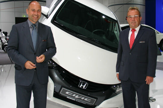 Honda-Deutschland-Chef Günter Schnatz (re.) und sein Vertriebs-Chef Christoph Stadler vor dem IAA-Stand-Highlight – dem neuen Civic. (Rehberg)