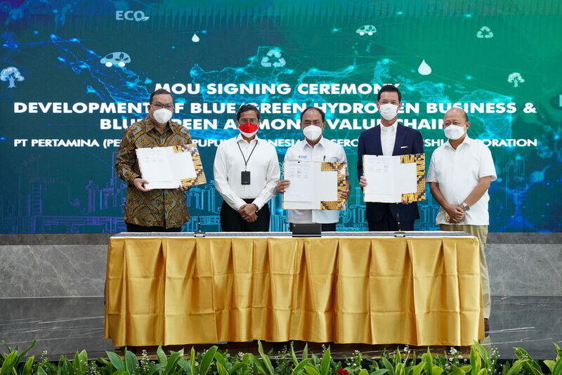 The cooperation agreement was signed by Director of Strategy, Portfolio & Business Development of Pertamina Iman Rachman, Director of Portfolio & Business Development of PT Pupuk Indonesia Jamsaton Nababan, and Head of Representative of Mitsubishi Corporation for Indonesia, Takuji Konzo, in Jakarta. (Pertamina)