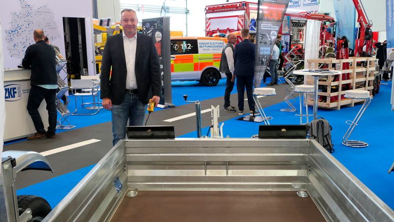Hubert Heimann, Geschäftsführer Heimann Fahrzeugbau, erläuterte die Eisatzgebiete für absenkbare Anhänger. (Bild: Wenz | VCG)