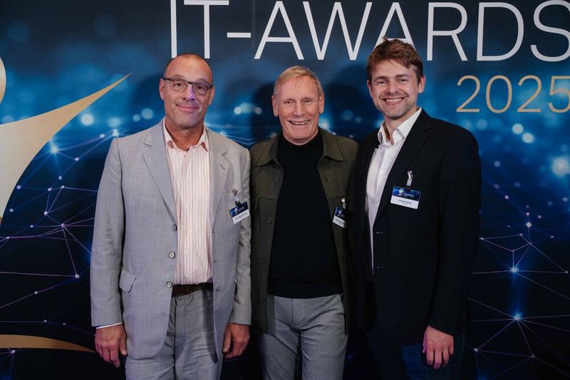 Frank Mihm Gebauer vor der Fotowand zusammen mit den Kollegen Hans-Jürgen Werner und Philipp König von A1 Digital. (Bild: Manuel Emme Fotografie)