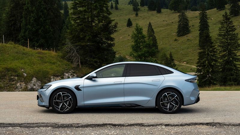 Die 4,80 Meter lange Limousine punktet aber auch durch ein gutes Raumgefühl auf allen Sitzplätzen. (Bild: BYD)