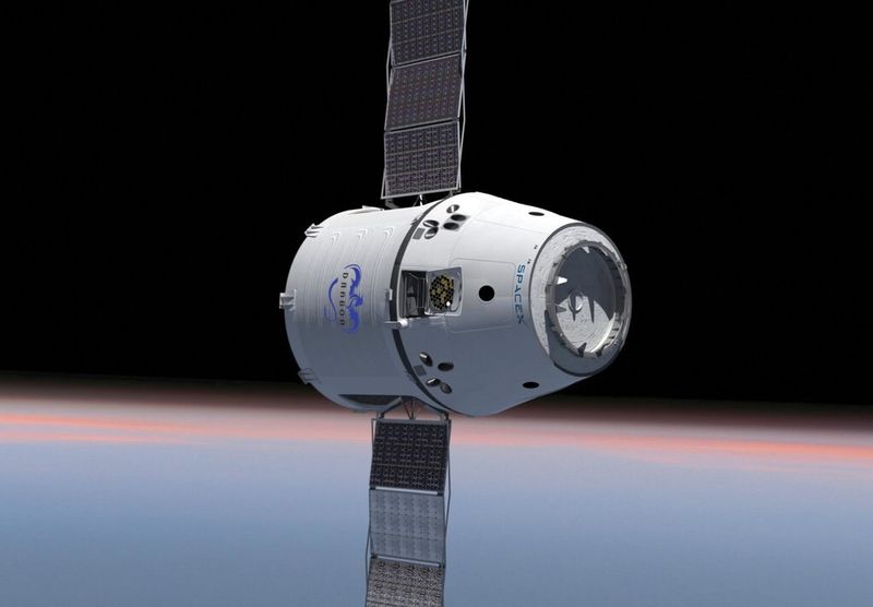 In der Mitte der Dragon-Kapsel kann man gut die Luke der Instrument Bay erkennen, die ebenfalls von Maxon-Motoren geöffnet wurde. Nebender Grapple-Vorrichtung wurde dort auch das Navigationsgerät untergebracht. (Bild: SpaceX)