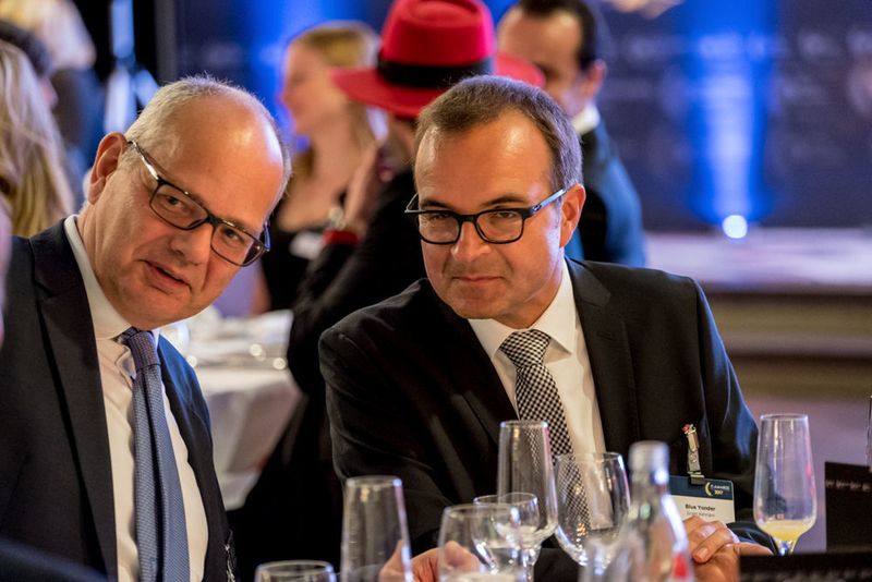 „Wie macht der das?“, fragten sich fast alle Gäste als Simon Pierro aus seinem iPad nicht nur Bälle und druckfrische Screenshots zaubert, sondern auch Bier fließen ließ. (Herr Müller, herrmueller.info)