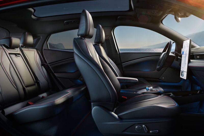 Das Cockpit zeigt unmissverständlich, wo die Designer aus Dearborn stibitzt haben: bei Tesla. (Ford)
