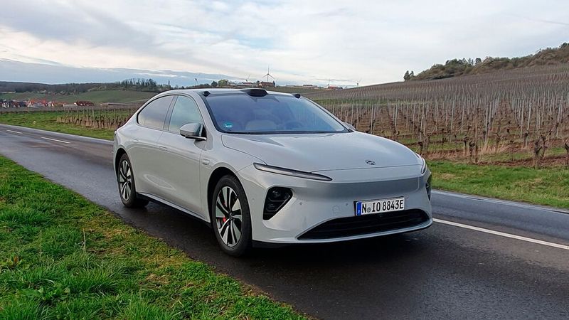 1. Das Design: Es dürfte unbestritten sein, dass der ET7 zu den elegantesten elektrischen Oberklasse-Limousinen zählt. Nicht nur die schmalen, zweistrahligen LED-Scheinwerfer sind ein echter Hingucker. (Bild: Mauritz – VCG)