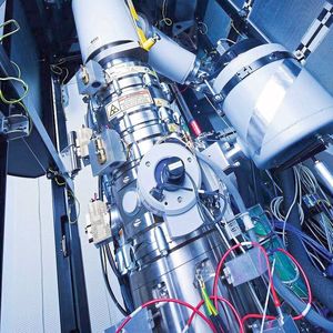 Innenansicht des Supermikroskops SALVE, mit dem der „Bindungstanz“ zweier Rheniumatome gefilmt wurde.