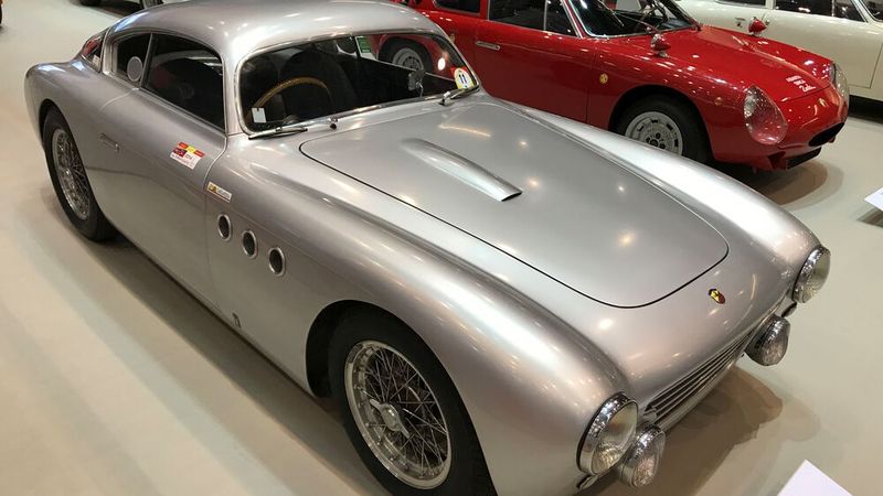 Formvollendeter Anfang: der Abarth 205 A mit Vignale-Karosserie auf Basis eines Cisitalia von 1949/50. Er war eine Weiterentwicklung des Abarth Cisitalia 204A, jedoch mit einem neuen Plattformchassis, bei dem noch immer der Motor und andere Komponenten des Fiat 1100 B/E verwendet wurden. Im Jahr 1950 wurden nur drei 205A fertiggestellt, 1953 wurde ein weiterer mit einer extravaganten Ghia-Karosserie gebaut.  (Bild: Abarth_Stellantis )