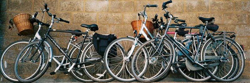 Aus einer Basisklasse „Fahrrad“ lassen sich durch Vererbung von Merkmalen und Methoden verschiedene Unterklassen und Objekte definieren.