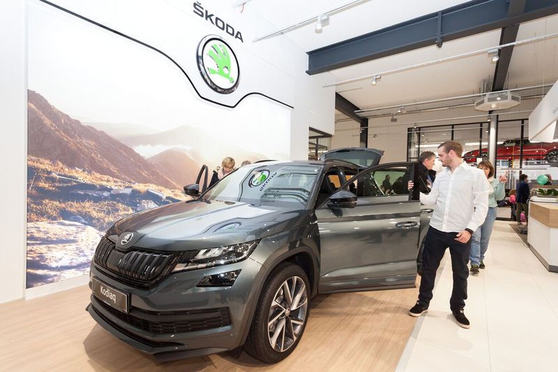 Großes Interesse ruft noch immer der Kodiaq bei den Gästen hervor. (Bild: Hardenberg-Gruppe)