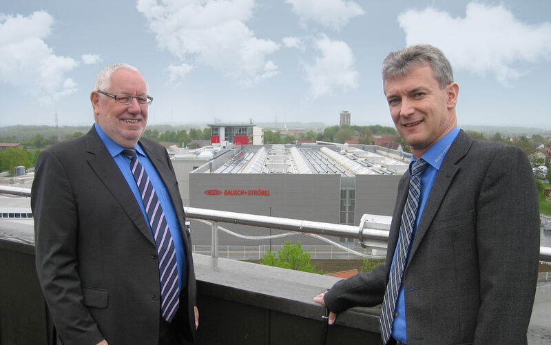 Die beiden Geschäftsführenden Gesellschafter Siegfried Bullinger (li.) und Markus Ströbel mit den neuen Gebäuden im Hintergrund (Bild: Bausch+Ströbel)