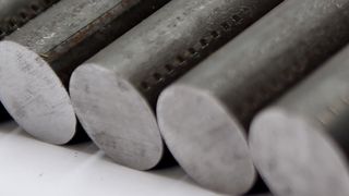 Beim Querkeil-Walzverfahren werden in der Regel Vorformlinge für spätere Bauteile hergestellt, die dann per Schieden ausgeformt werden. Welche Möglichkeiten das Querkeilwalzen noch bietet, untersuchen die Ingenieurwissenschaftler des Instituts für integrierte Produktion Hannover (IPH) im neuen Forschungsprojekt „Feinkornwalzen“. (R. Büchler / IPH)