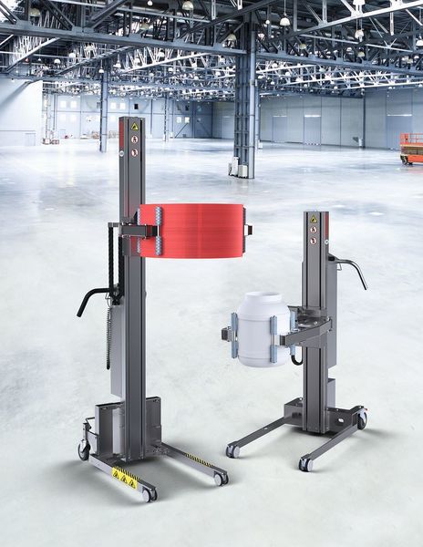 Das elektrische Greifwerkzeug QC3 soll die sichere und effiziente Handhabung von Fässern und Packmitteln bis 60  kg ermöglichen. Kombinierbar ist der kompakte Heber mit den mobilen Industrie-Hebeliften Impact 130-3 (links) oder Inox 90-3 (rechts). Mit Letzterem ist auch eine Anwendung des QC3 im Hygienebereich möglich – der Hebelift ist zu 100  % aus Edelstahl und verfügt über elektropolierte Oberflächen sowie die Schutzklasse IP 66. (Hovmand )