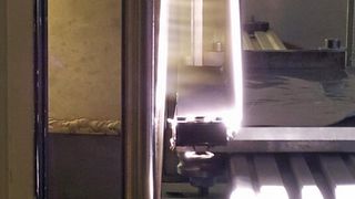 Bild 1: Das Plasmastrahlen ist zur Feinreinigung und zur Oberflächenaktivierung etabliert. Um dieses Verfahren vor Ort zu testen, hat das Fraunhofer-IWS jetzt eine mobile Strahlquelle entwickelt. (Bild: Fraunhofer-IWS)