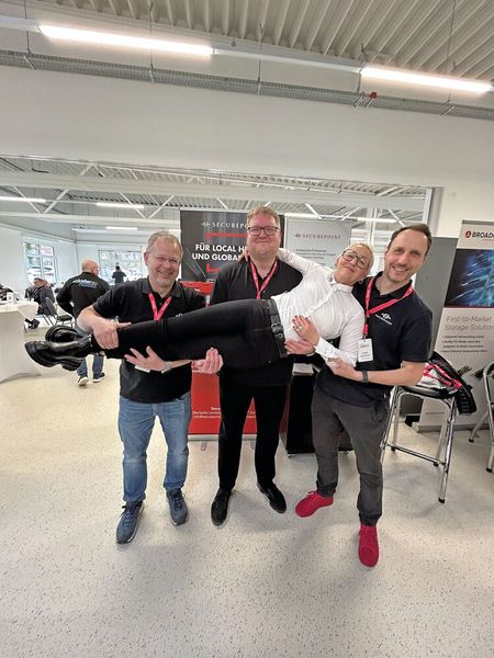 Bei Securepoint werden nicht nur die Kunden auf Händen getragen: (v. l.) Eric Kaiser, Marco Fangmann, Jeannine Mannzmann und Farbian Nuretinoff (Bild: Vogel IT-Medien GmbH)