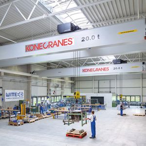 Einer der CXT-Neo-Zweiträger-Brückenkrane mit 20 t Tragkraft sorgt für den sicheren und präzisen Transport der Zahnradpumpen.