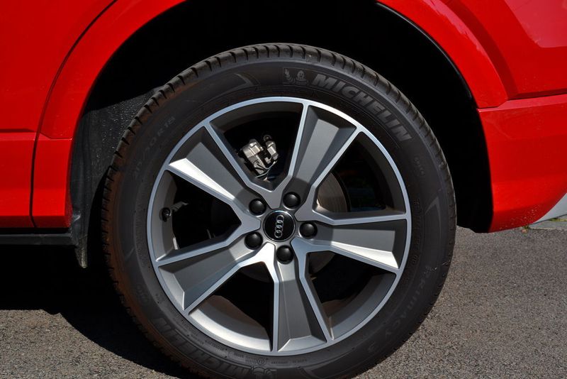 Serienmäßig sind 16-Zoll-Stahlräder mit Radvollblende moniert; 16-Zoll-Aluminiumräder gibt es optional. Wer seinen Q2 in der Linie Design oder Sport bestellt, bekommt die Leichtmetallräder nochmals eine Nummer größer und kann aus unterschiedlichen Designs wählen. (Michel/»kfz-betrieb«)