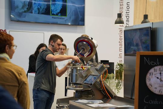 Impression vom Eirich-Messestand (Bild:  Eirich)