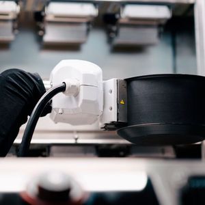 Ein LR Mate-Roboter übernimmt die Küchenarbeit in der Küche von Goodbytz.(Bild:  Fanuc)