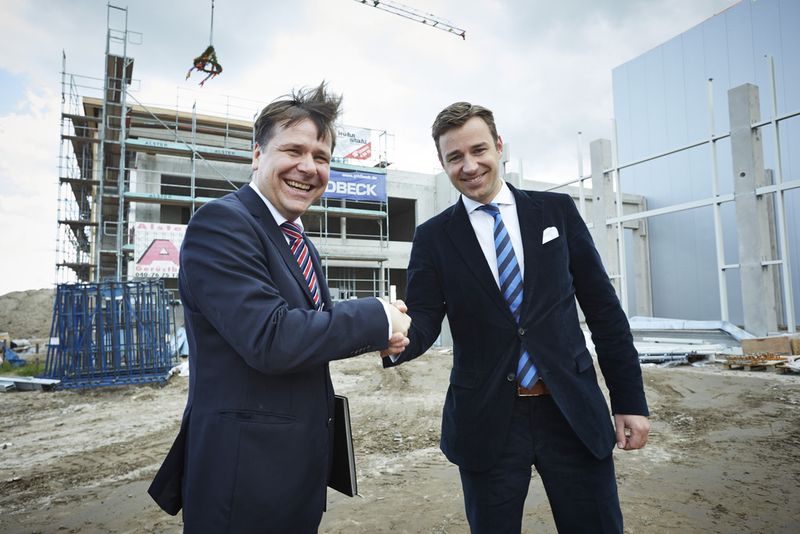 V.l.: Jan-Oliver Siebrand von der Handelskammer Hamburg gratuliert Frigo-Geschäftsführer Florian Redlefsen zum Bau des dritten Kühllagers. (Bild: Hafen Hamburg)