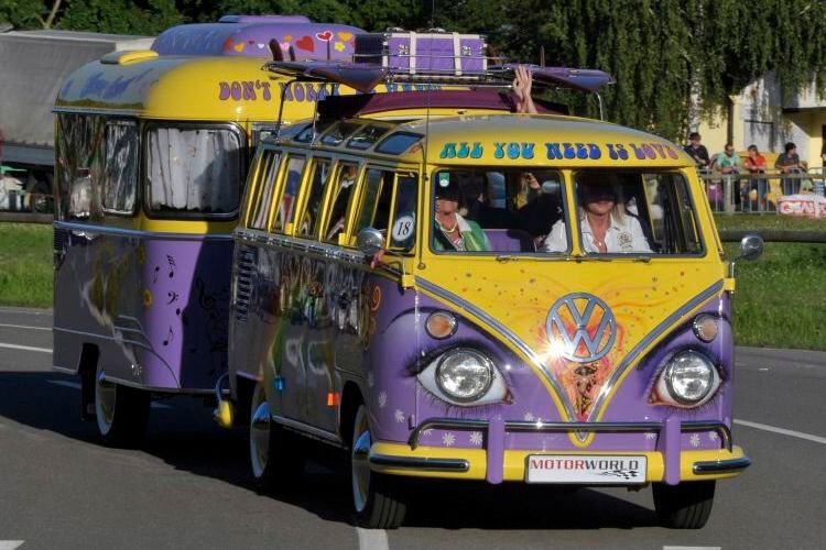 Eines von zahlreichen Highlights des Messe: Eine Oldtimer-Ausfahrt durch Friedrichshafen mit allem, was das Herz höher schlagen lässt. Egal ob Flowerpower-Bulli... (Foto: Klassikwelt Bodensee)