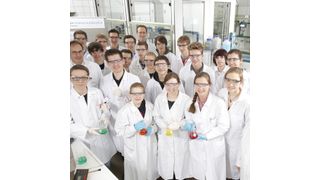 Unser Chemie-Star für Baku: Die Nachwuchs-Chemiker trainierten auf dem Weg nach Baku bei Bayer in Leverkusen. (Bild: Bayer)