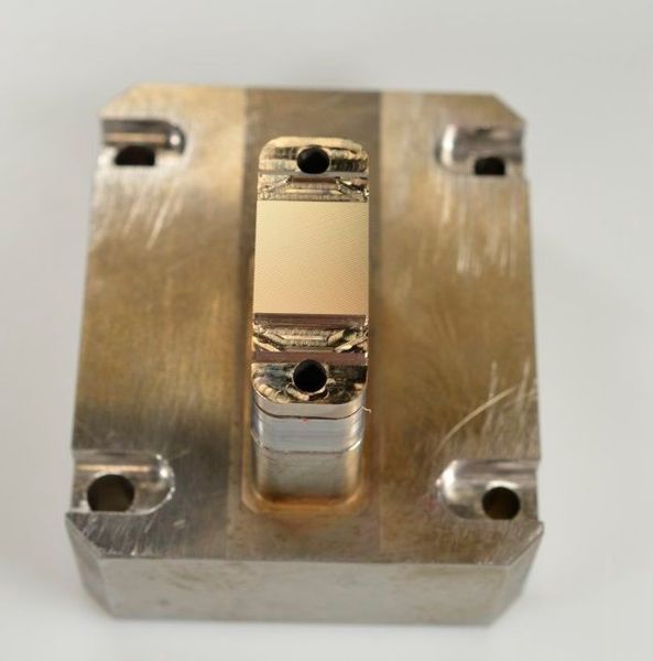 Auf der Compamde 2017 zeigt Hahn-Schickard unter anderem einen ultrapräzisionsbearbeiteten Werkzeugeinsatz zur Fertigung eines Mikrolinsenarrays. (Hahn-Schickard)