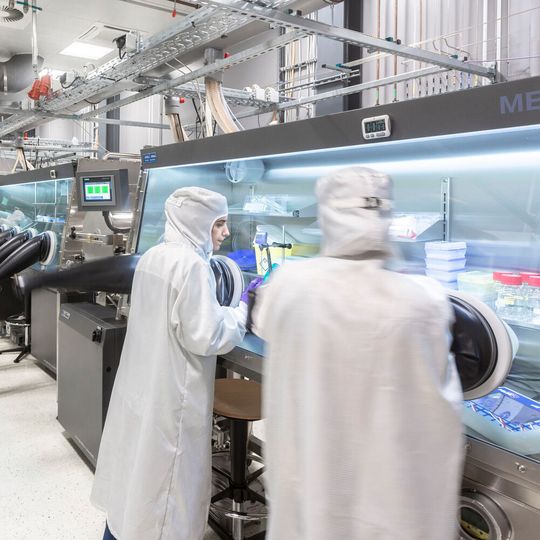 Die PeroLabs Nasschemie und Vakuumprozessierung umfassen modernste Infrastruktur zur Abscheidung von Dünnfilmen mittels Schlitzdüsen- und Rotationsbeschichtung, Aufdampfkammern für Perowskitabsorber, selektive Kontakte und Metalle, sowie Atomlagenabscheidung von Metalloxiden unter Inertgasatmosphäre. Die PeroLabs Nasschemie und Vakuumprozessierung umfassen modernste Infrastruktur zur Abscheidung von Dünnfilmen mittels Schlitzdüsen- und Rotationsbeschichtung, Aufdampfkammern für Perowskitabsorber, selektive Kontakte und Metalle, sowie Atomlagenabscheidung von Metalloxiden unter Inertgasatmosphäre.