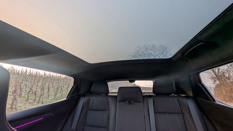 Durch das schmale Rückfenster ist die Sicht nach hinten im Renault Scenic begrenzt. (Bild: Mauritz – VCG)