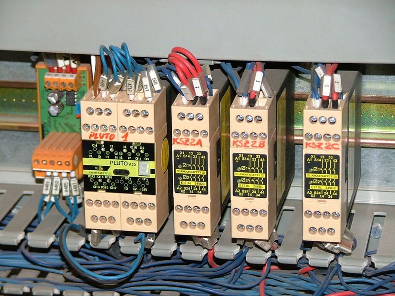 Schaltschrank mit dezentraler Architektur und miteinander vernetzten Sicherheits-SPSen Pluto.  Bild: Jokab Safety (Archiv: Vogel Business Media)