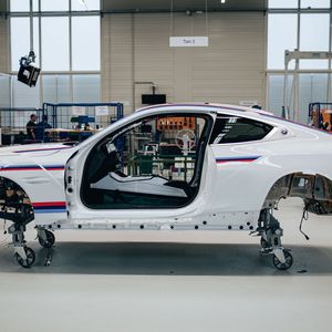 Die Montage des BMW 3.0 CSL erfolgt in einem eigens etablierten Manufakturbetrieb in Moosthenning, nördlich von Dingolfing.(Bild:  BMW)