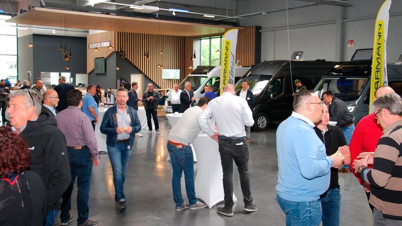 Die Pausen nutzten die Besucher für einen Ausstellungsbesuch. (Wenz|Fahrzeug+Karosserie)