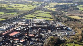 Luftaufnahme der im Bau befindlichen Fab 34 im irischen Leixlip: Auch wenn Deutschland zuletzt namhafte Unternehmen wie Intel oder Tesla dazu bewegen konnte, in Magdeburg respektive Brandenburg neue Standorte zu errichten, hat das Land einer Studie zufolge gegenüber anderen wirtschaftsstarken Nationen in Europa wie Frankreich oder Großbritannien derzeit noch das Nachsehen.  (Bild: Intel)