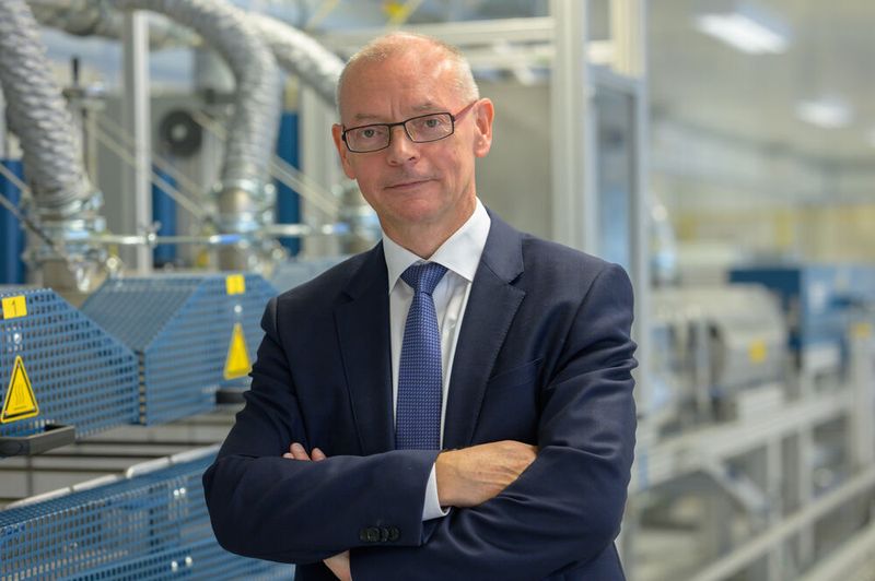 Prof. Dr. Armin Schnettler ist neuer VDE Präsident. Schnettler, der CEO New Energy Business bei Siemens Energy, tritt damit turnusgemäß die Nachfolge von Dr. Gunther Kegel, CEO der Pepperl + Fuchs AG, an, der als Präsident zum Zentralverband der Elektroindustrie (ZVEI) wechselt. Schnettler ist seit vielen Jahren im VDE aktiv und trieb als Vorsitzender der Energietechnischen Gesellschaft im VDE (VDE ETG) maßgeblich die Themen Energiewende und Netzausbau voran. (VDE / Anja Rottke)