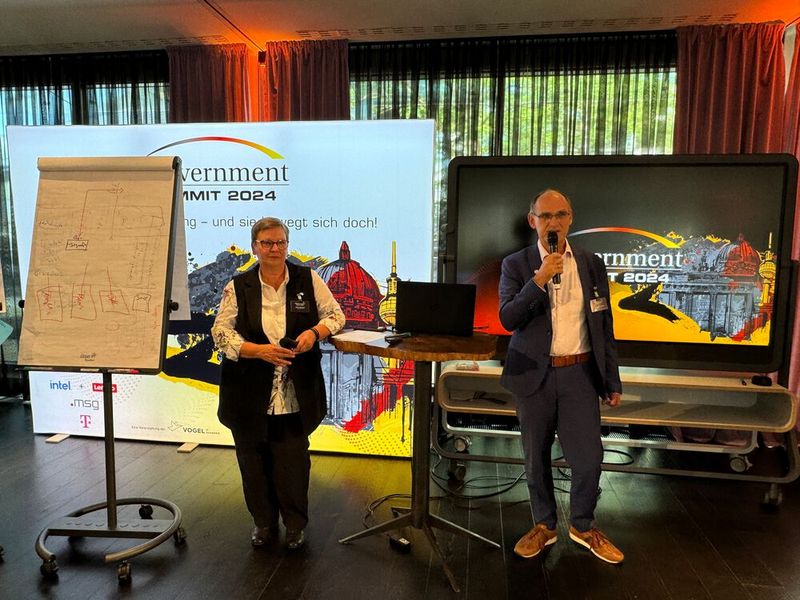 „Was unternehmen wir, um KI für die Verwaltung nutzbarer zu machen?“ – Mit seinem Impulsstatement gab Dr. Alfred Kranstedt, Direktor des ITZBund, auch die Antwort: Er stellte die KI-Plattform des ITZBund vor. (©Vogel IT-Akademie)