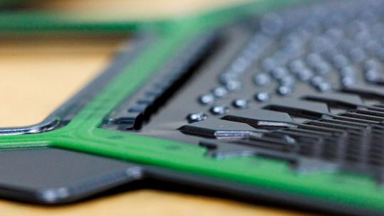 Die DIN A4 großen Metallplatten werden zu sogenannten Stacks zusammengesetzt.(Bild:  Schaeffler)