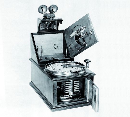 Der Zeigertelegraf bildete die Grundlage für den Siemens-Konzern: Werner von Siemens und der Mechaniker Johann Georg Halske gründeten das Unternehmen „Telegraphen-Bauanstalt Siemens & Halske“(Siemens)