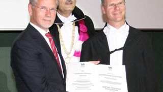 Dr.-Ing. E.h. Manfred Wittenstein (links)  erhält die Urkunde anlässlich seiner Ehrenpromotion von Prof. Dr. Dr. h.c. mult. Wolfgang A. Herrmann (Mitte), Präsident der Technischen Universität München. Rechts: Prof. Dr.-Ing. Hans-Peter Kau, Dekan der Fakultät für Maschinenbau der TU München. Bild: Wittenstein (Archiv: Vogel Business Media)