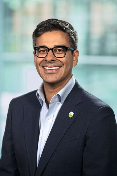 Gesicherte CEO-Nachfolge: Neil Barua, President des PTC-Geschäftsbereichs Service Lifecycle Management, wird im Februar 2024 zum nächsten CEO von PTC ernannt. Gleichzeitig wird James Heppelmann als CEO zurücktreten und in den Ruhestand gehen. Bis Februar werden beide noch eng zusammenarbeiten, um einen geordneten Übergang zu gewährleisten. (Bild: Ptc)