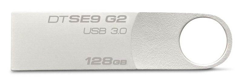 Red Dot Award 2015 - USB-Stick DTSE9 G2 von Kingston: Der USB-Stick kann durch die große Öffnung und das schmalere Ende ganz einfach z. B. an einem Schlüsselbund oder Karabiner angebracht und wieder abgenommen werden. Seine Form ist auf das Wesentliche reduziert und verzichtet auf unnötige Details. Der ergonomische Griffbereich erleichtert die Zuordnung von Ober- und Unterseite während des Einsteckens in den USB-Slot. Bei der Gestaltung wurde die Geometrie von genormten Metallrahmen des Dock-Connectors für das gesamte Gehäuse übernommen, sodass der USB-Stick eine nahtlose Einheit bildet. Das Metallgehäuse bietet Schutz vor Kratzern. (Bild: Red Dot)