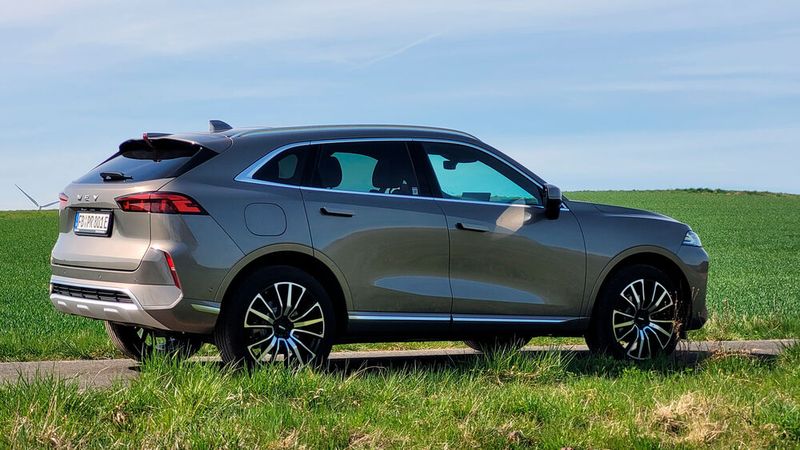 11. Der Rückfahrassistent: Das ist pfiffig. Der Parkassistent, der das Auto automatisch in eine Parklücke und wieder raus bewegt, hilft auch beim Rückwärtsfahren beispielsweise aus einer längeren Ausfahrt. Das Auto merkt sich eine bis zu 50 Meter lange, vorwärts gefahrene Strecke und nimmt automatisch den gleichen Weg rückwärts. (Bild: Wehner - VCG)