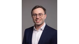 Retavi-CEO David Breunig spricht auf dem Retrofit Innovation Day über flexible Software-Frameworks für die Steuerung. (Bild: Fraunhofer IPA)