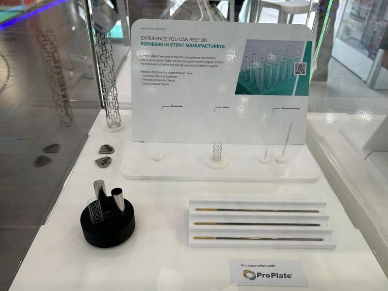 ... Am Stand des Unternehmens konnten sich die Besucher verschiedene Ausstellungsstücke ansehen, darunter Stenst aus Nitinol ... (Bild: Engelke – VCG)