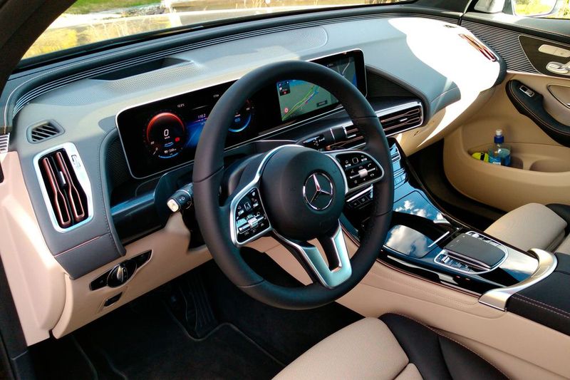 Vertraut und hochwertig: der Innenraum des EQC. Das „MBUX“ genannte Infotainment lässt sich per Touch steuern: am Display, auf der Mittelkonsole und am Lenkrad. (Bild: Thomas Günnel)